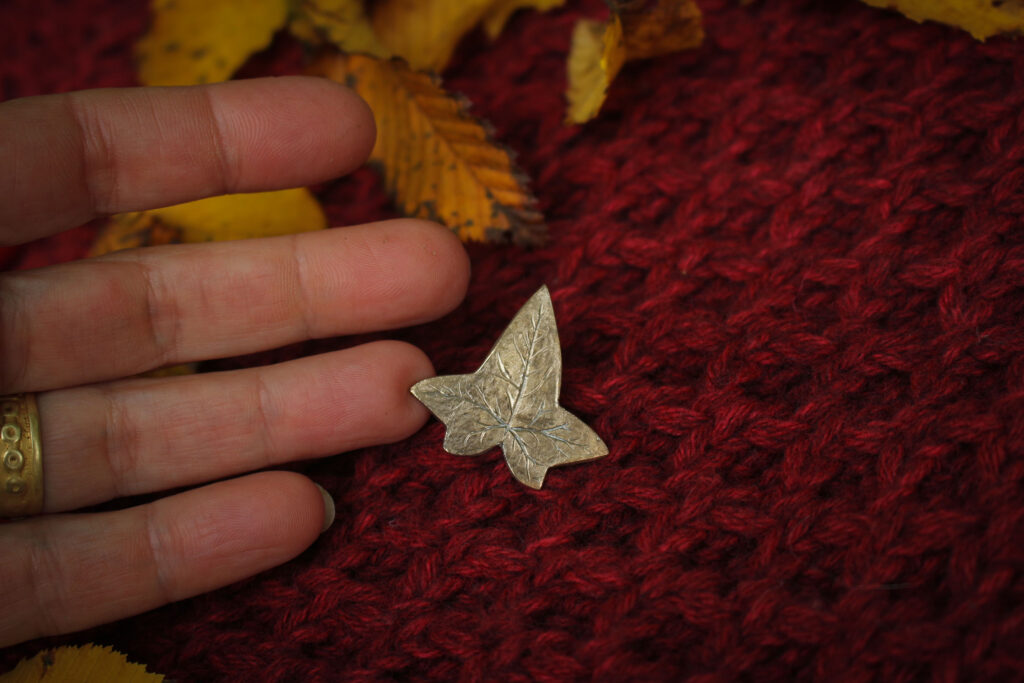 Grande Broche Pince Ancienne En Métal Doré - Motif Feuille De Lierre - Occasion Vintage