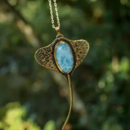 Collier Raie Manta en larimar "La déesse des profondeurs"