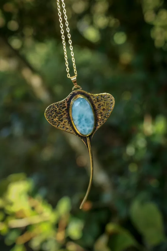 Collier Raie Manta en larimar "La déesse des profondeurs"