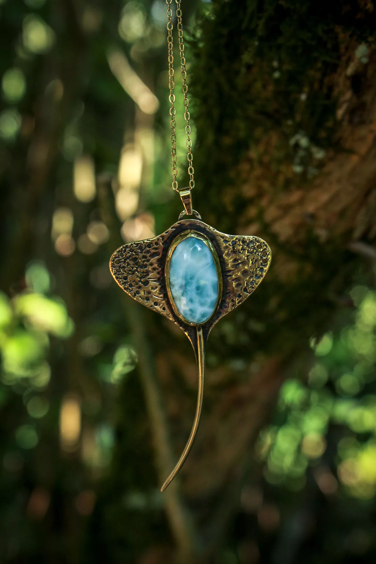 Collier Raie Manta en larimar "La déesse des profondeurs"