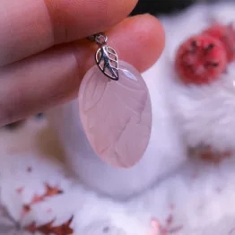 pendentif en quartz rose gravé