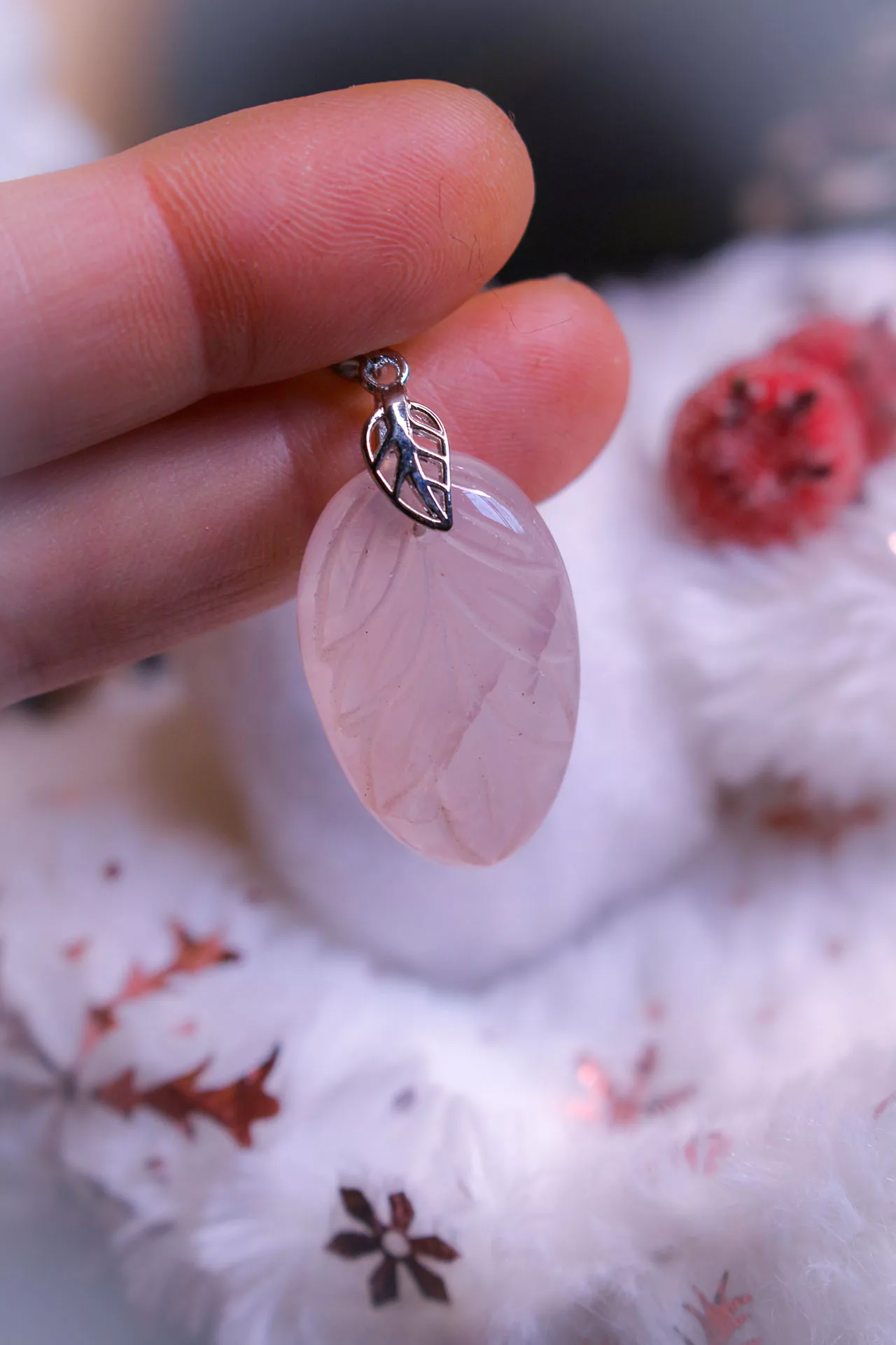 pendentif en quartz rose gravé